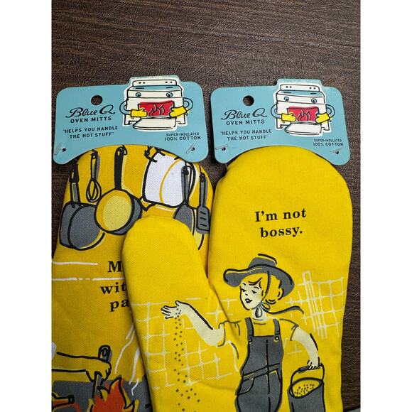 NWT Blue Q His & Hers Couple Set of 2 Hand Oven Mittens Retro Graphics Gift - Picture 5 of 5